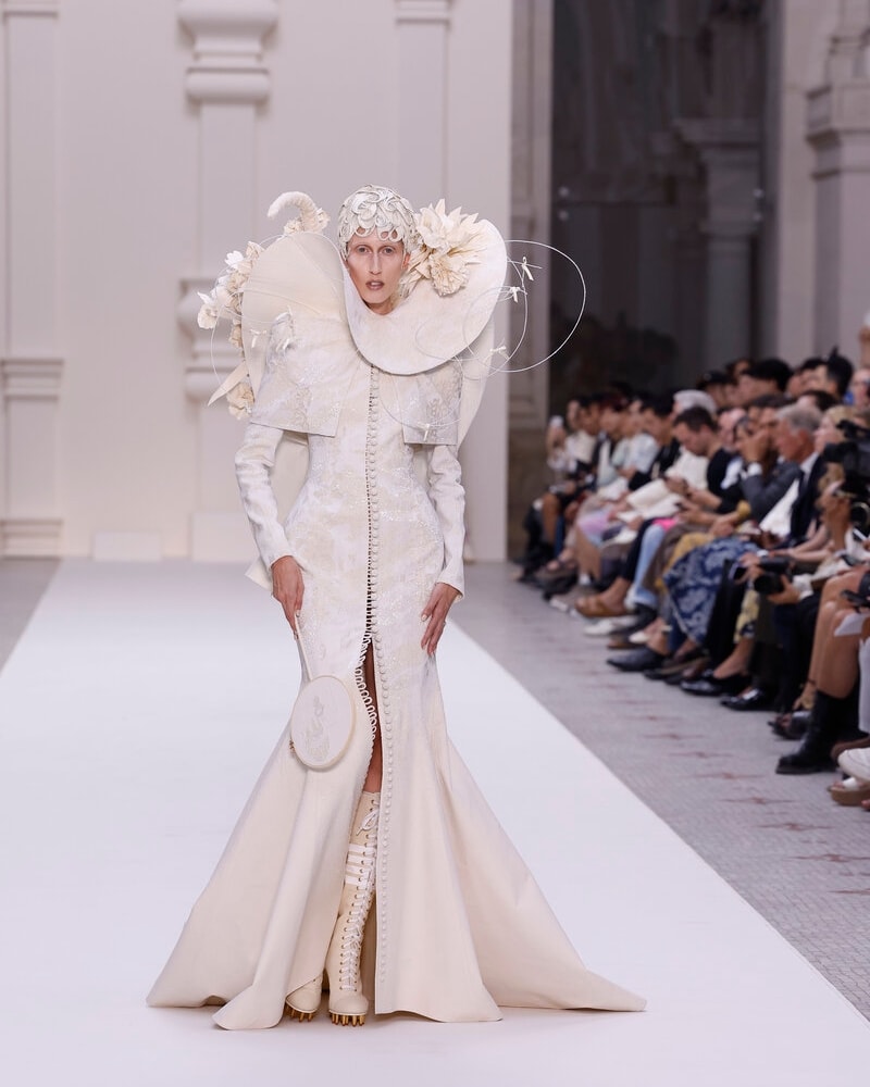 Un look Thom Browne haute couture fall-winter 2025 (ph Francesc Ten/MFF)