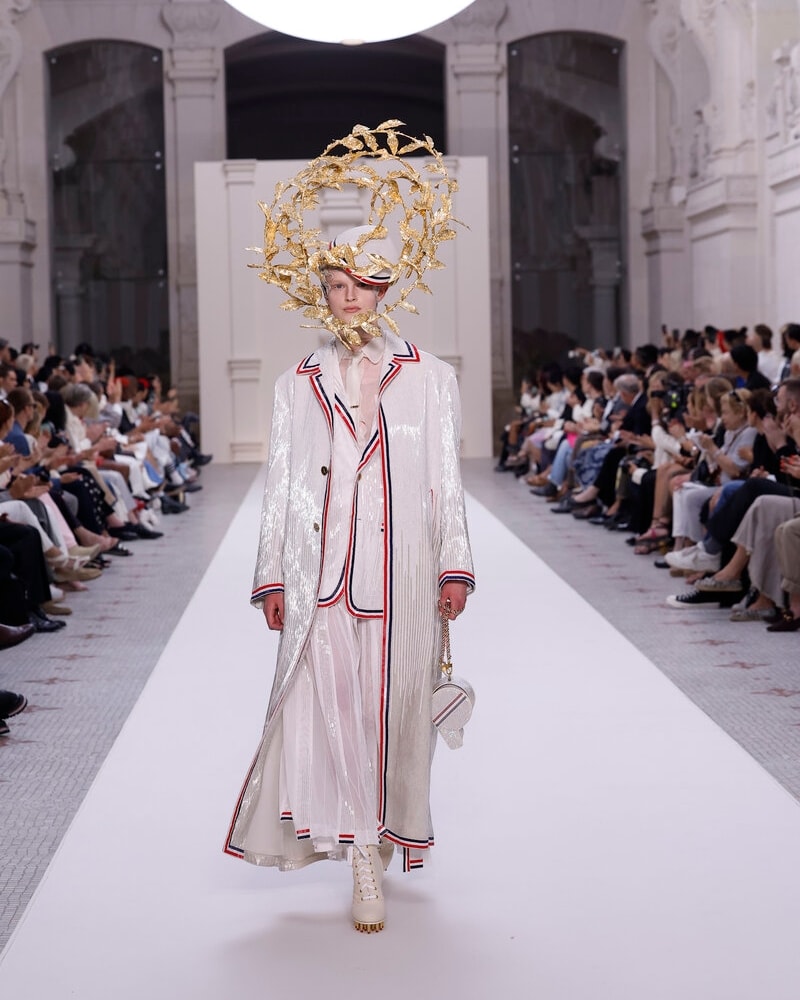 Un look Thom Browne haute couture fall-winter 2025 (ph Francesc Ten/MFF)