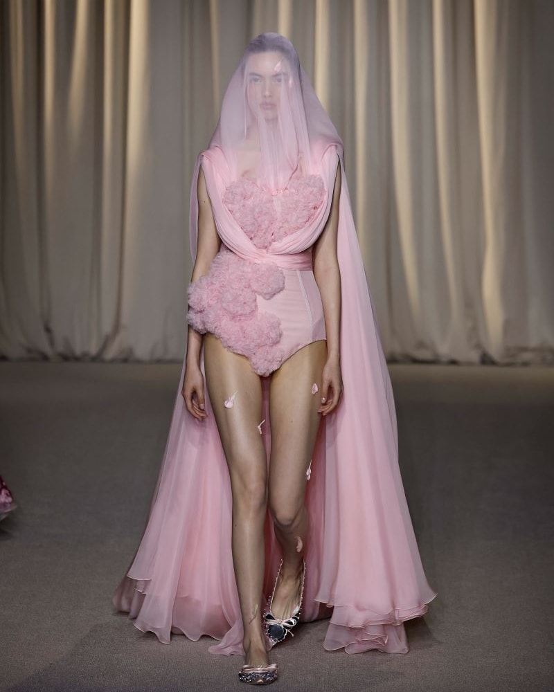 Un look Giambattista Valli haute couture fall-winter 2024/25 (ph Francesc10/MFF)