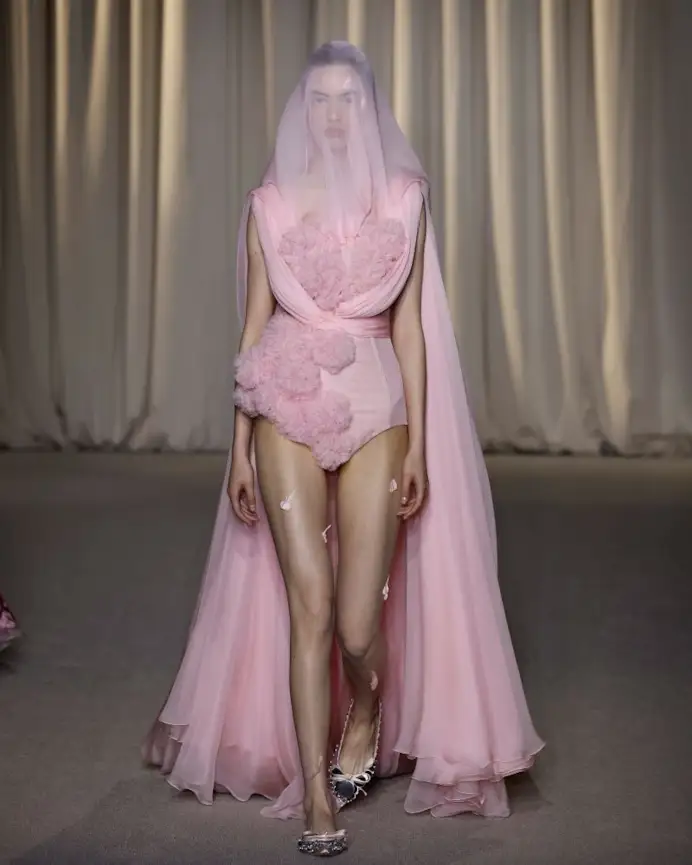 Un look Giambattista Valli haute couture fall-winter 2024/25 (ph Francesc10/MFF)