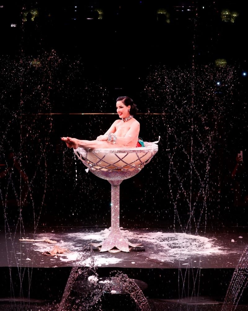 Alexis Mabille unisce glitter e champagne