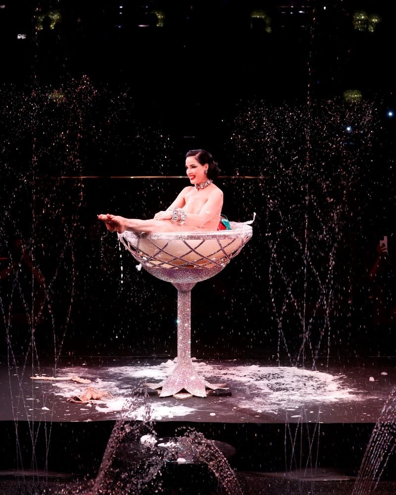 Dita von Teese sul catwalk di Alexis Mabille haute couture fall-winter 2024/25 (ph Francesc Ten/MFF)