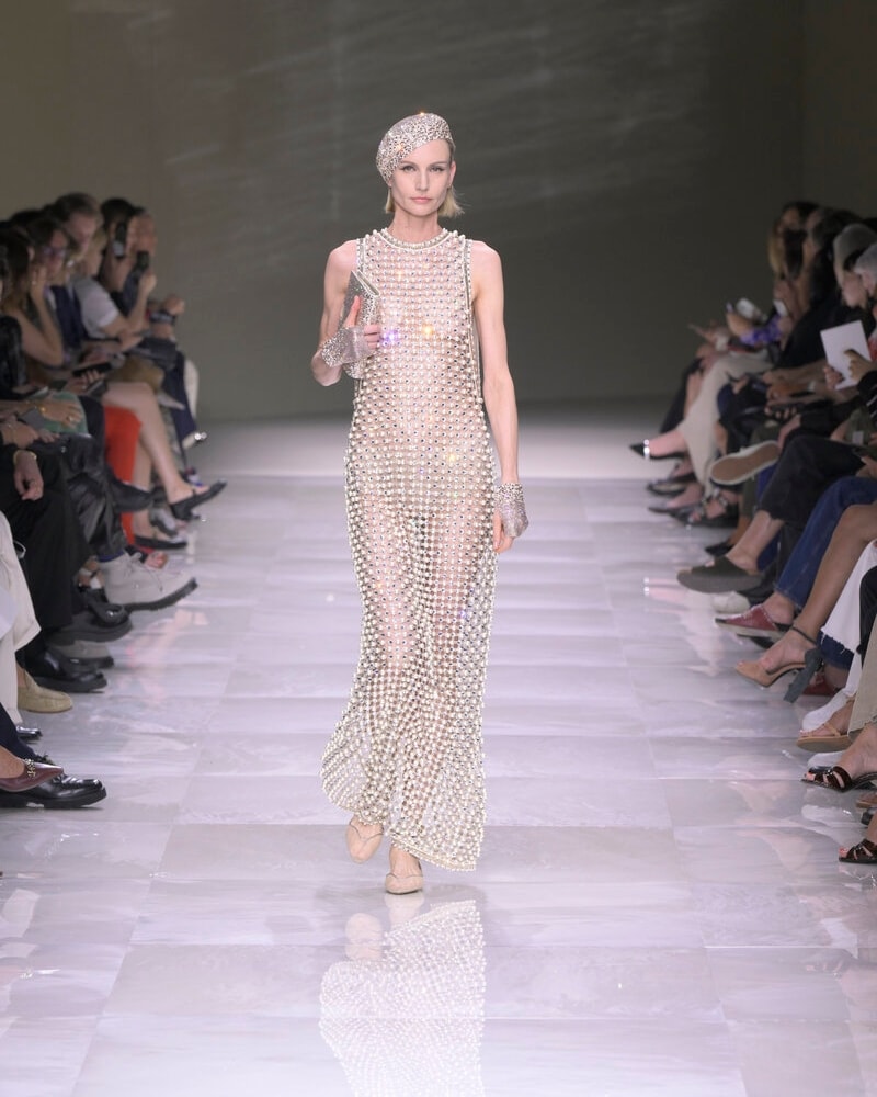 Un look Armani Privé haute couture fall-winter 2024/25 (ph Francesc10/MFF)
