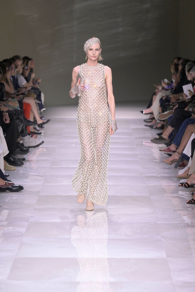 Un look Armani Privé haute couture fall-winter 2024/25 (ph Francesc Ten/MFF)