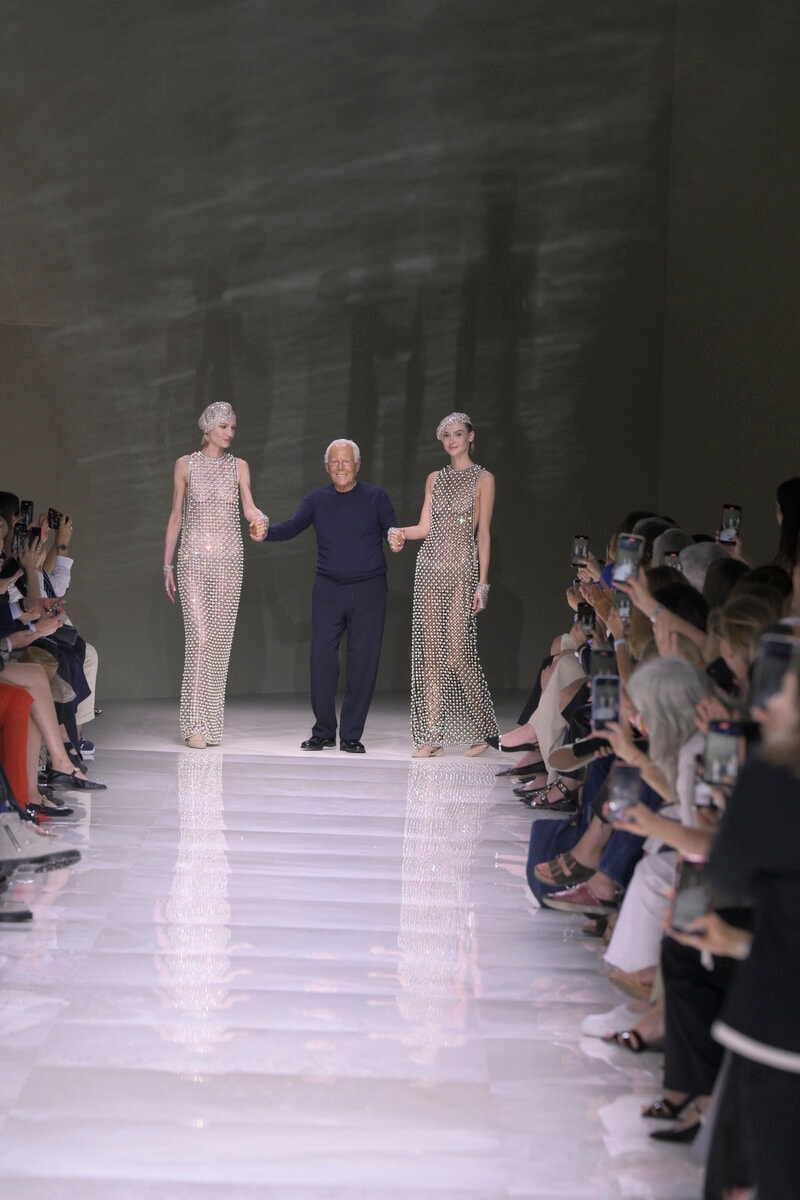 Giorgio Armani e due modelle nel finale della sfilata Armani Privé haute couture fall-winter 2024/25 (ph Francesc Ten/MFF)