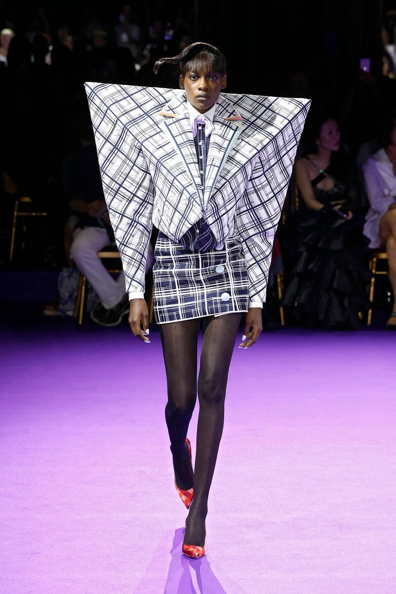 Un look Viktor&Rolf haute couture fall-winter 2024/25 (ph Francesc Ten/MFF)