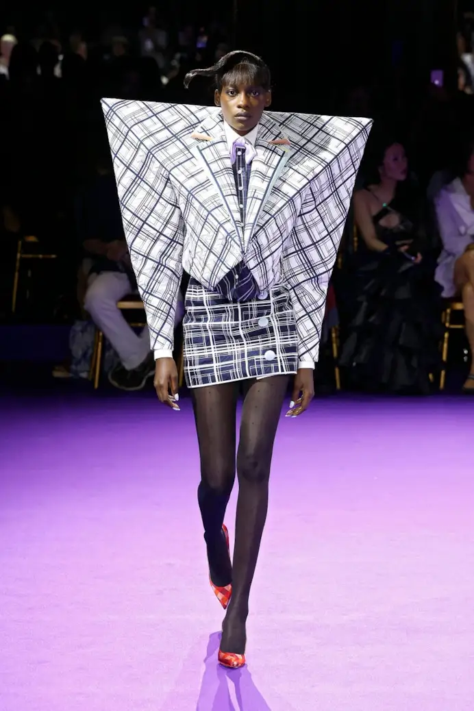 Un look Viktor&Rolf haute couture fall-winter 2024/25 (ph Francesc Ten/MFF)