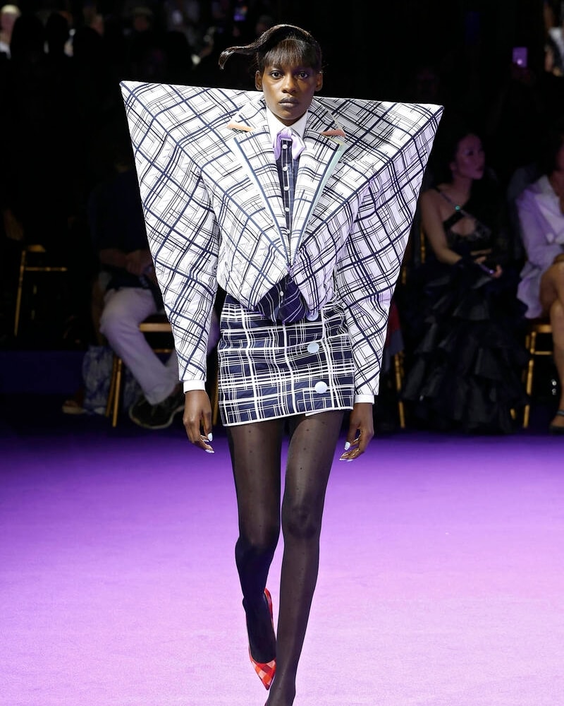 Un look Viktor&Rolf haute couture fall-winter 2024/25 (ph Francesc Ten/MFF)