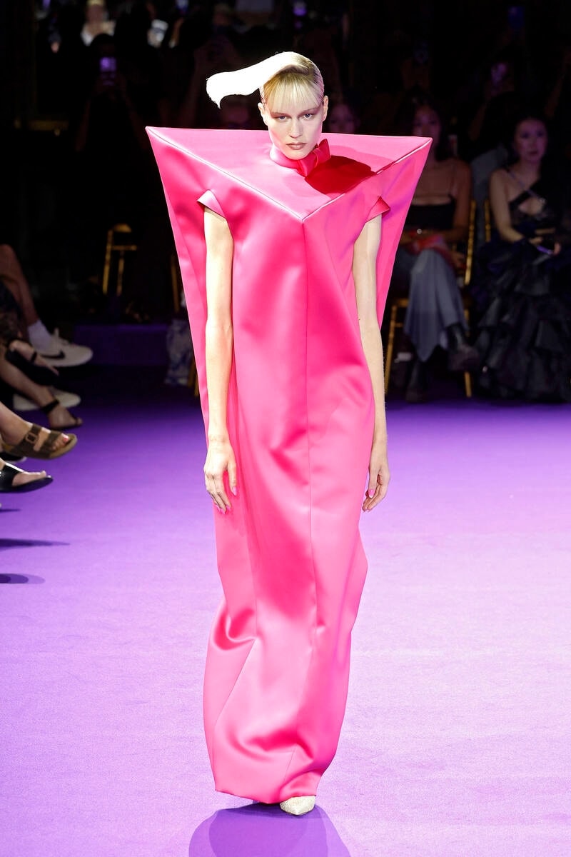 Un look Viktor&Rolf haute couture fall-winter 2024/25 (ph Francesc Ten/MFF)