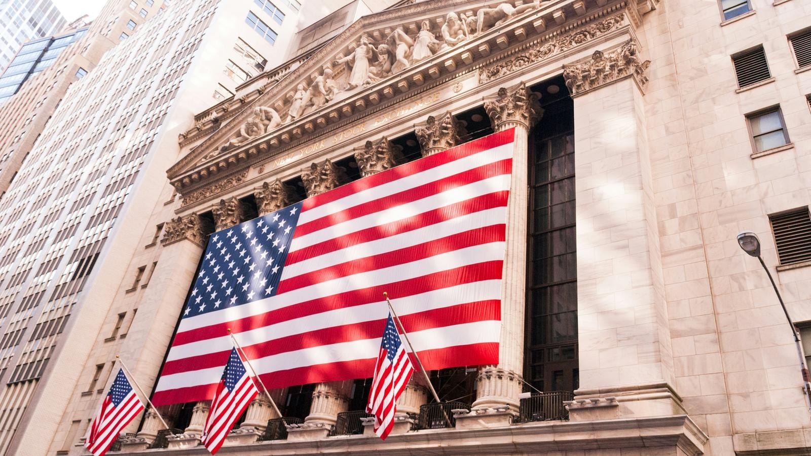 La diretta da Wall Street | Borse Usa chiudono positive: S&amp;P 500 per la prima volta oltre quota 5.500 punti. Rally di Tesla (+10%)