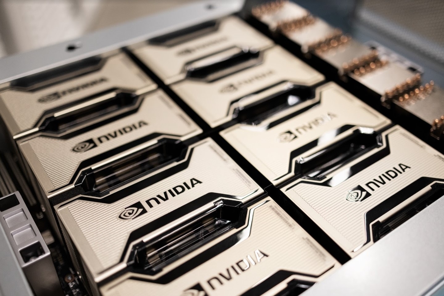 Contrabbando di chip Nvidia. La Cina aggira le restrizioni Usa per l’IA attraverso reti non ufficiali