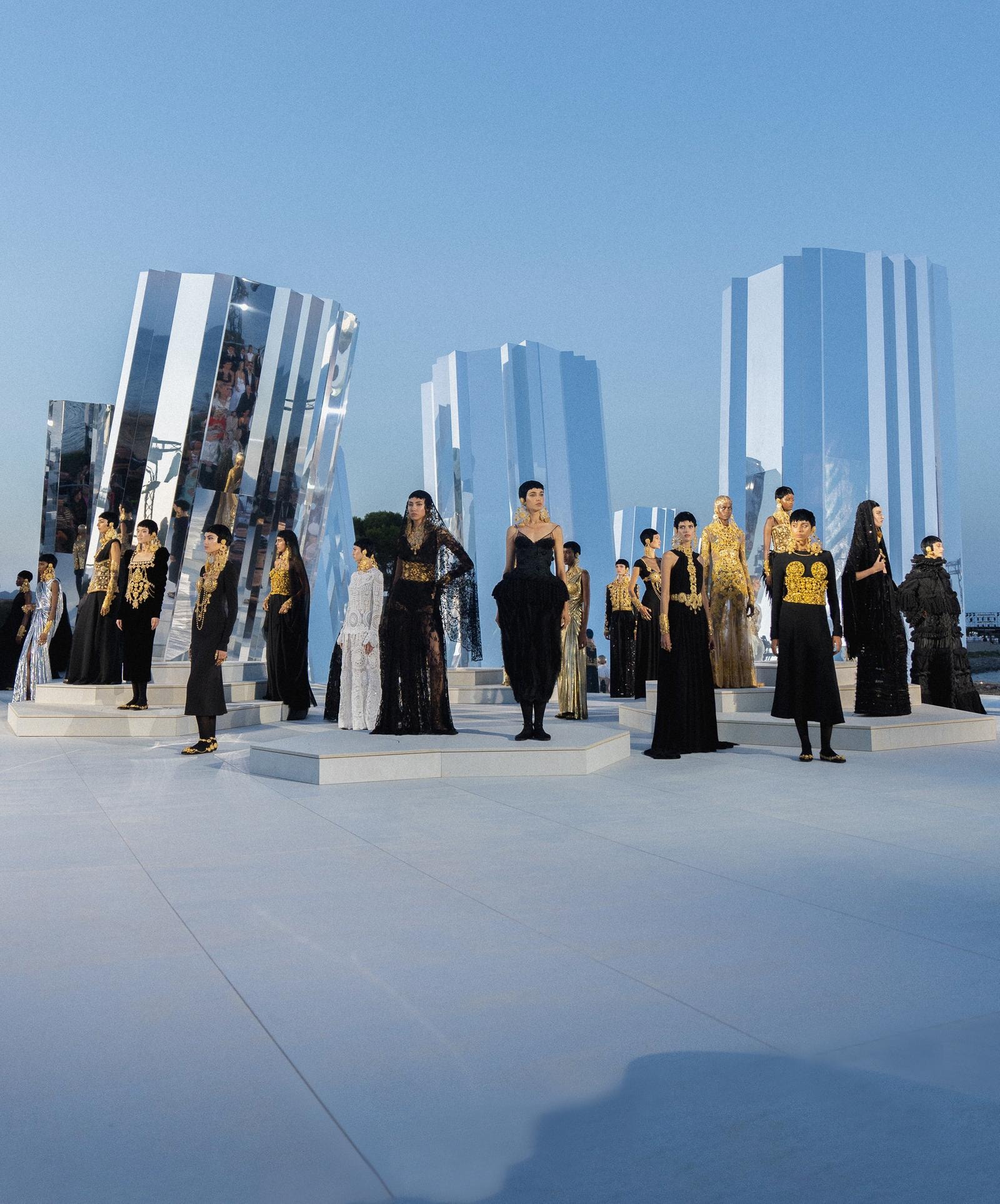 Il finale della sfilata Dolce&Gabbana alta moda fall-winter 2024/25 (ph Zoe Joubert, courtesy Dolce&Gabbana)