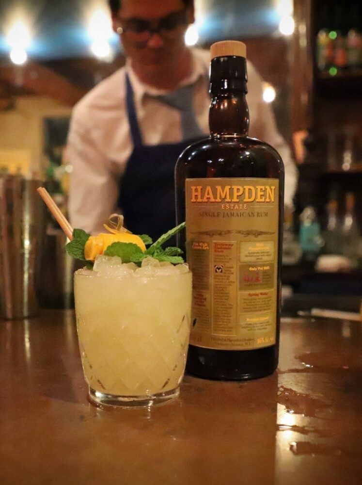 Un Mai Tai a base di Hampden Estate OWH 46%, uno dei cocktail più diffusi a base di rum giamaicano.