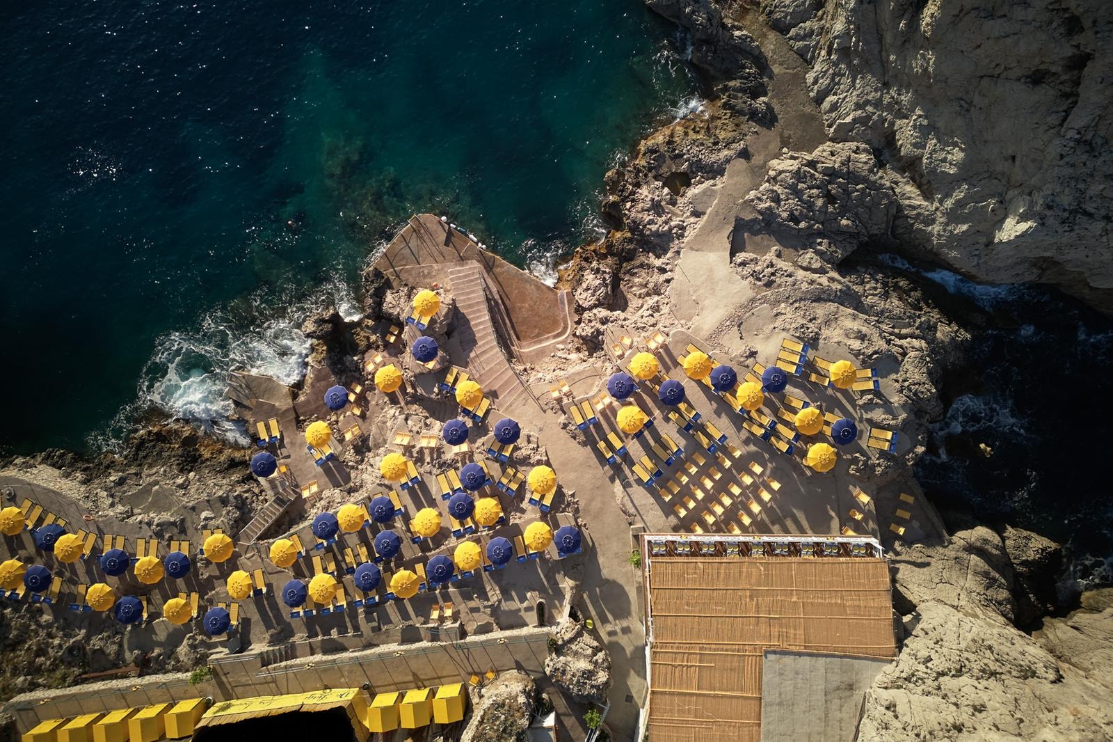 La moda non va in vacanza: ecco le 10 spiagge pi&ugrave; glamour. Meglio quella firmata Dolce&Gabbana, Dior, Luisa Spagnoli o Loro Piana? 
