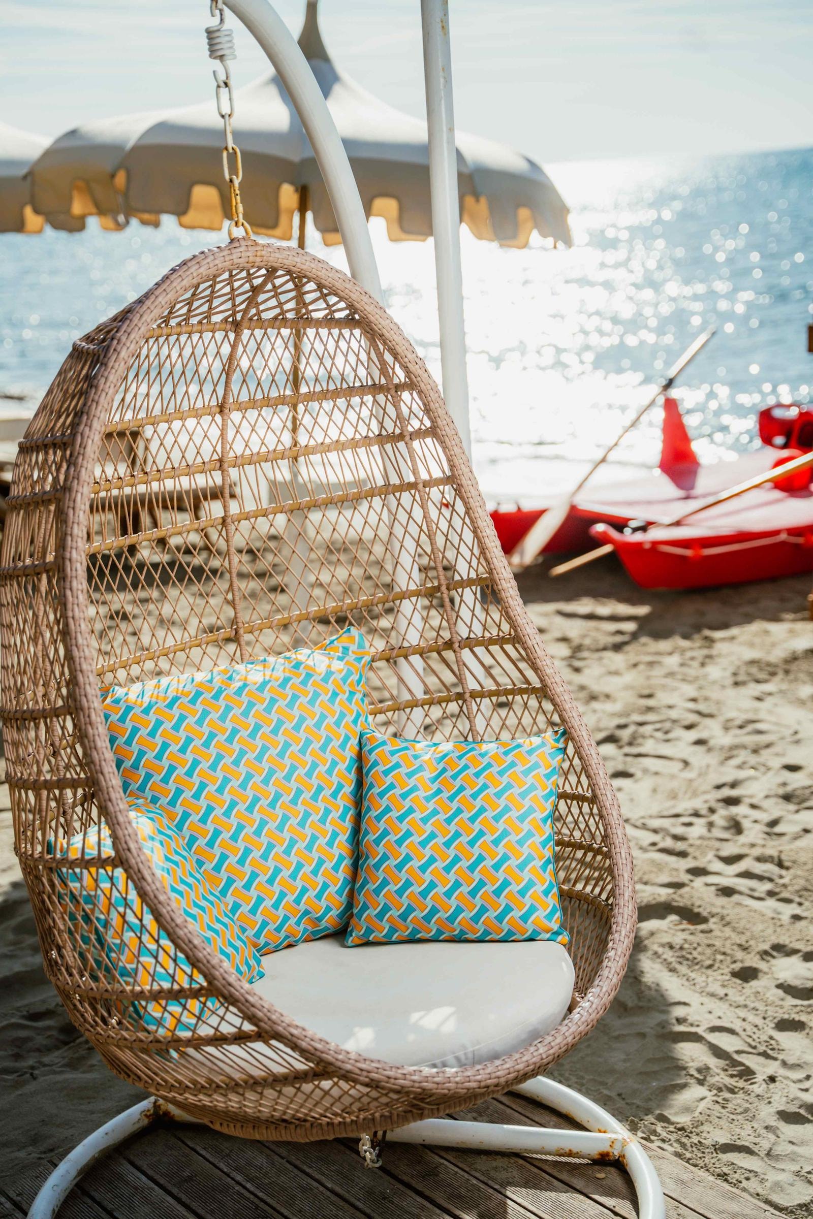 La moda non va in vacanza: ecco le 10 spiagge pi&ugrave; glamour. Meglio quella firmata Dolce&Gabbana, Dior, Luisa Spagnoli o Loro Piana? 