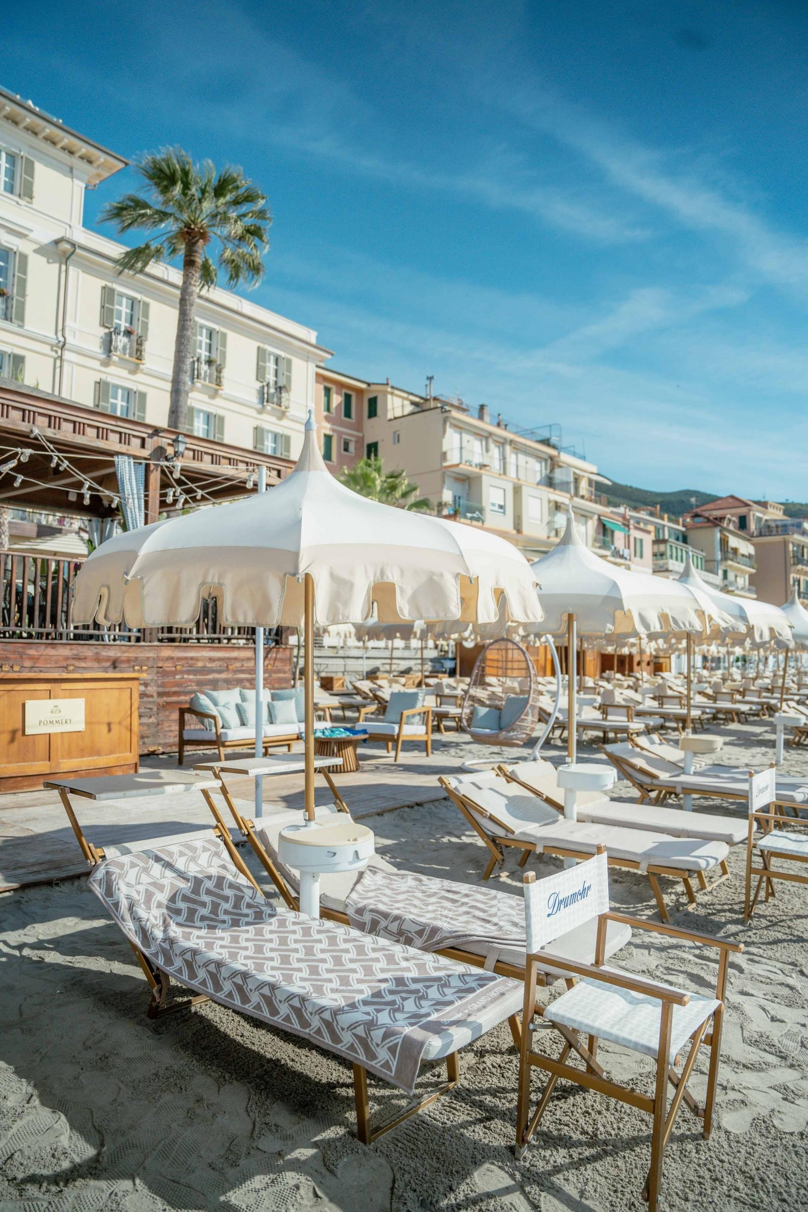 La moda non va in vacanza: ecco le 10 spiagge pi&ugrave; glamour. Meglio quella firmata Dolce&Gabbana, Dior, Luisa Spagnoli o Loro Piana? 