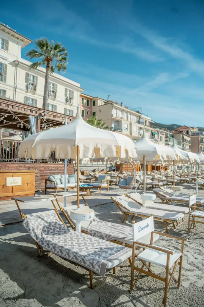 La moda non va in vacanza: ecco le 10 spiagge più glamour. Meglio quella firmata Dolce&Gabbana, Dior, Luisa Spagnoli o Loro Piana?