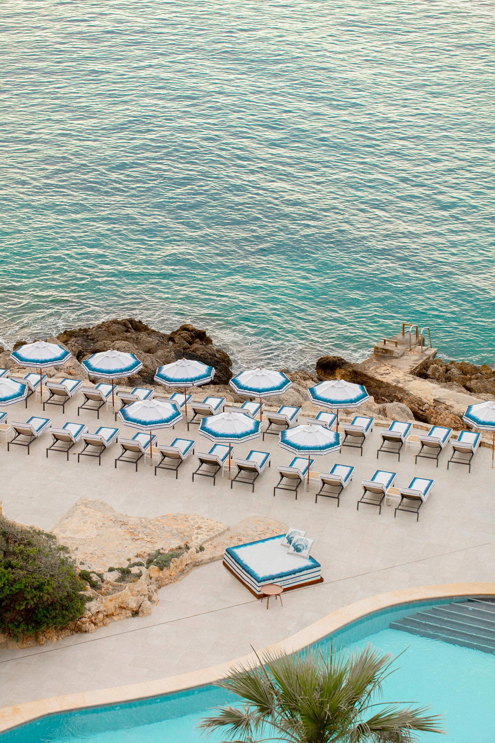 La moda non va in vacanza: ecco le 10 spiagge pi&ugrave; glamour. Meglio quella firmata Dolce&Gabbana, Dior, Luisa Spagnoli o Loro Piana? 