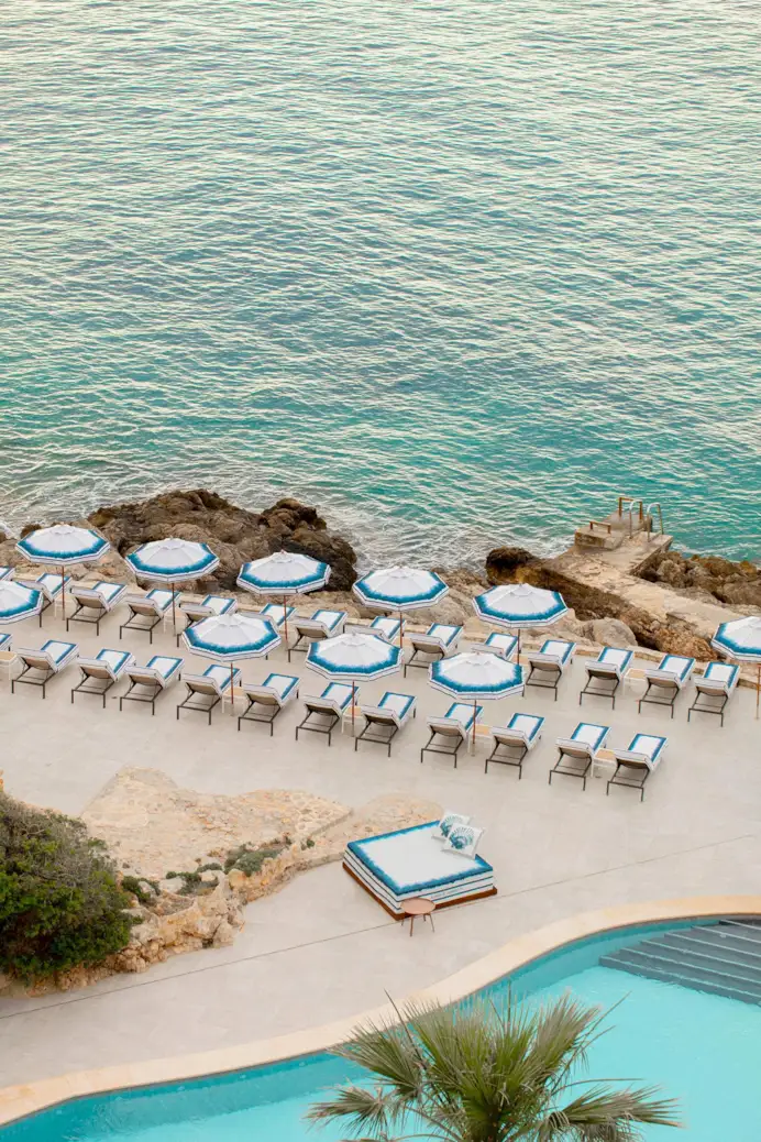 La moda non va in vacanza: ecco le 10 spiagge più glamour. Meglio quella firmata Dolce&Gabbana, Dior, Luisa Spagnoli o Loro Piana?