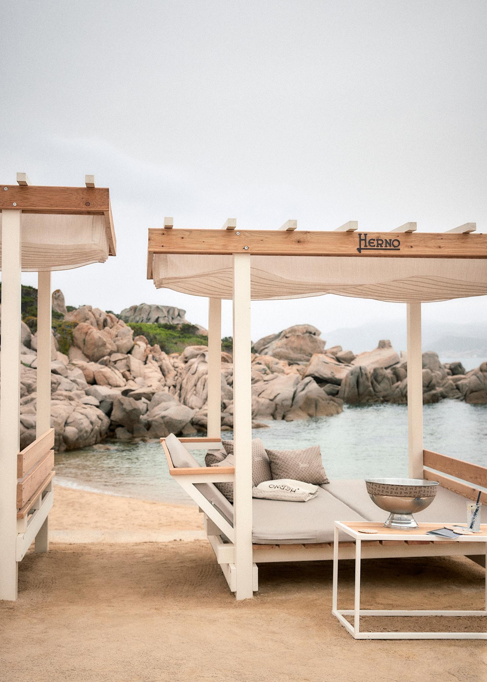La moda non va in vacanza: ecco le 10 spiagge pi&ugrave; glamour. Meglio quella firmata Dolce&Gabbana, Dior, Luisa Spagnoli o Loro Piana? 
