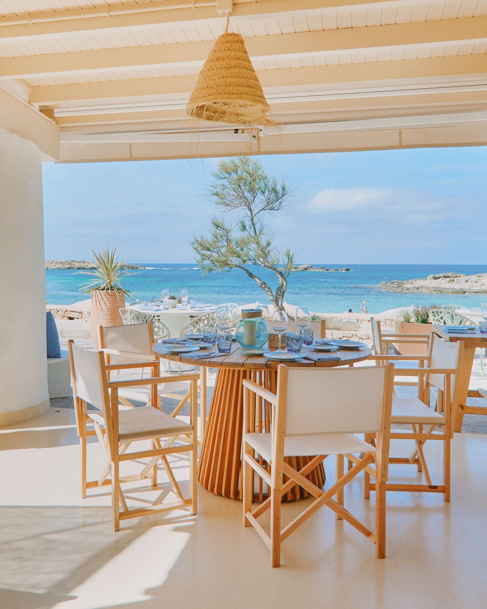 La moda non va in vacanza: ecco le 10 spiagge pi&ugrave; glamour. Meglio quella firmata Dolce&Gabbana, Dior, Luisa Spagnoli o Loro Piana? 