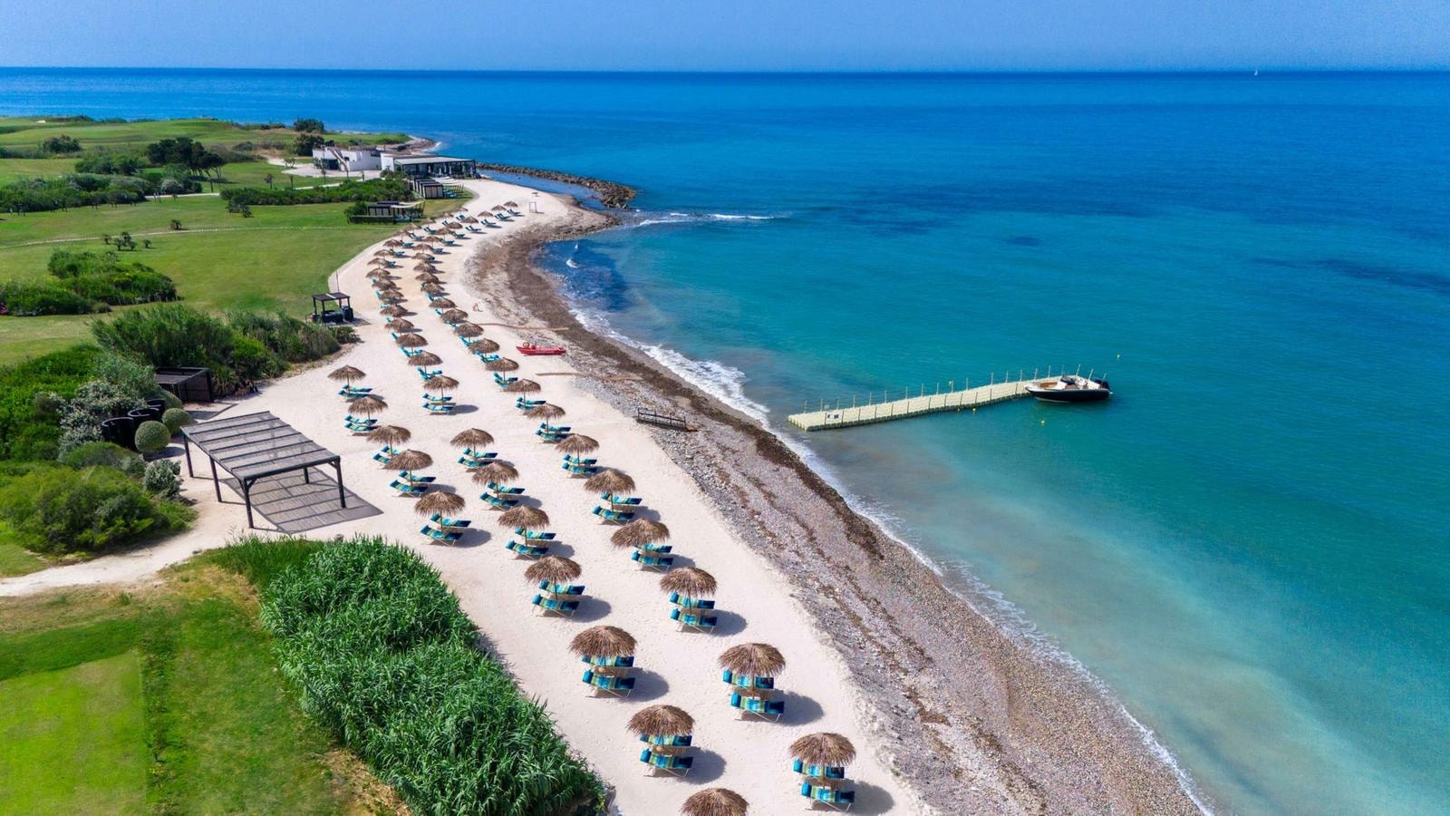 La moda non va in vacanza: ecco le 10 spiagge pi&ugrave; glamour. Meglio quella firmata Dolce&Gabbana, Dior, Luisa Spagnoli o Loro Piana? 