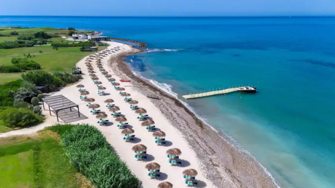La moda non va in vacanza: ecco le 10 spiagge più glamour. Meglio quella firmata Dolce&Gabbana, Dior, Luisa Spagnoli o Loro Piana?