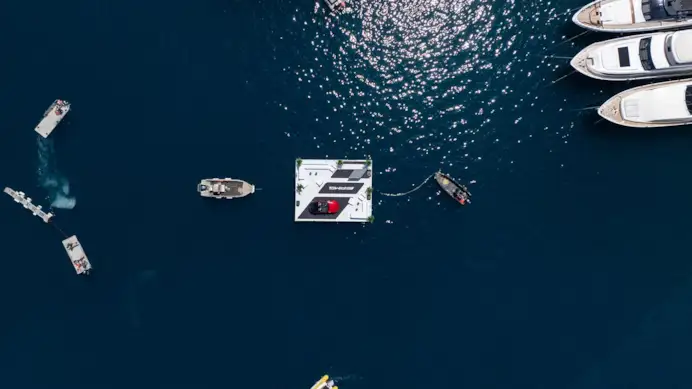 Im Vorfeld des F1™ Grand Prix in Monaco präsentiert Mercedes-AMG das Concept Mercedes-AMG PureSpeed. Das Konzeptfahrzeug gibt einen Ausblick auf das erste Modell der stark limitierten Mercedes Benz Mythos-Serie.
In the run-up to the F1™ Grand Prix in Monaco, Mercedes-AMG is presenting the Mercedes-AMG PureSpeed concept. The concept car provides a preview of the first model in the highly limited Mercedes-Benz Mythos series.
