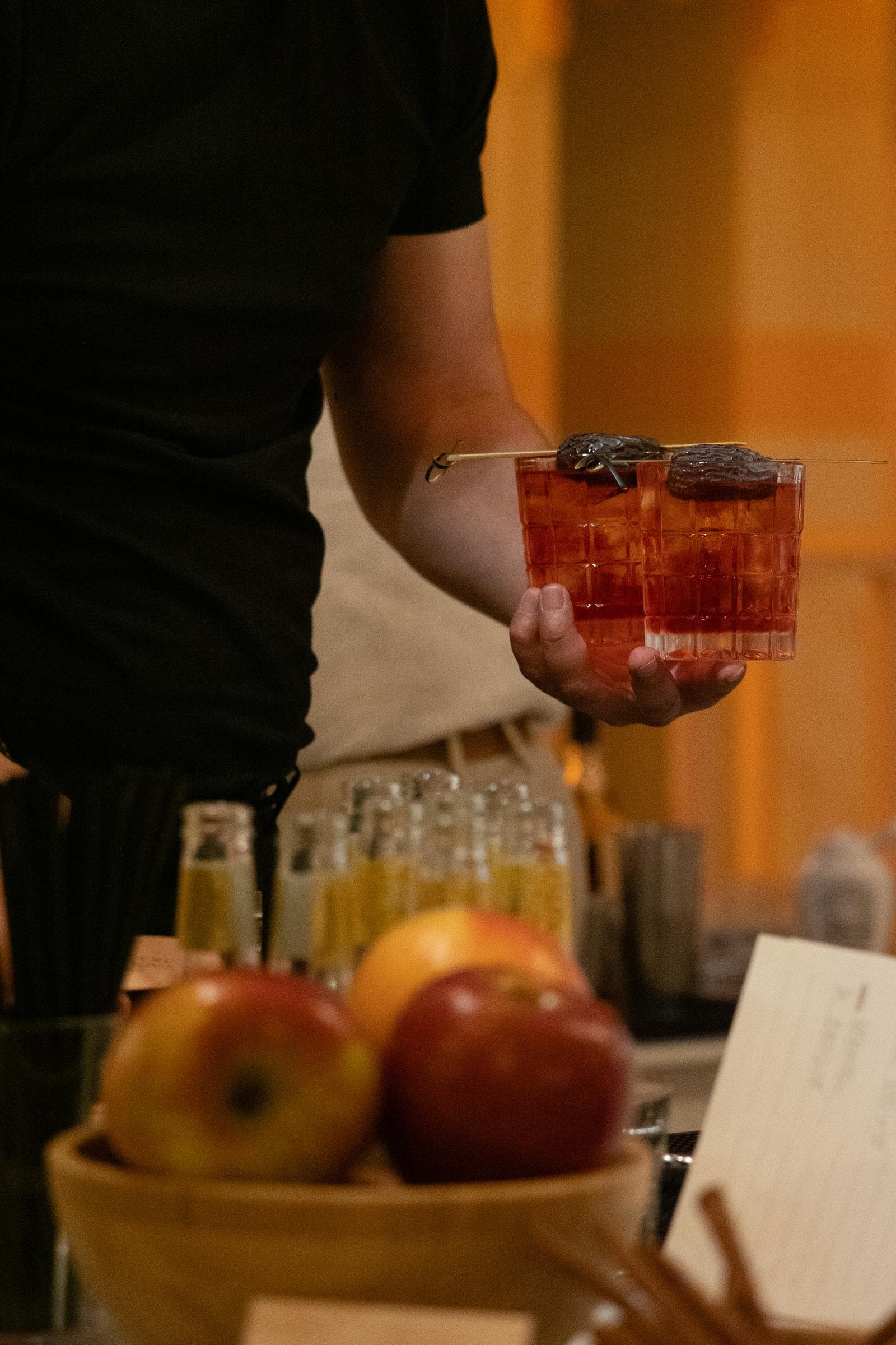 Uno dei signature cocktail alla presentazione di Forte dei Marmi, servito con datteri.