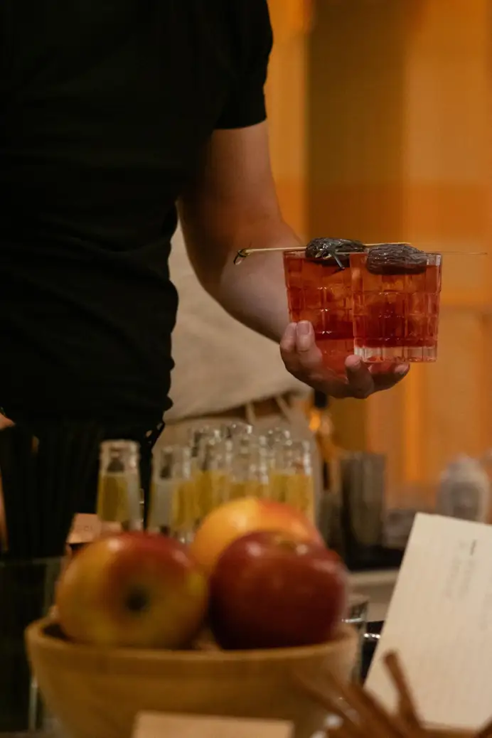 Uno dei signature cocktail alla presentazione di Forte dei Marmi, servito con datteri.