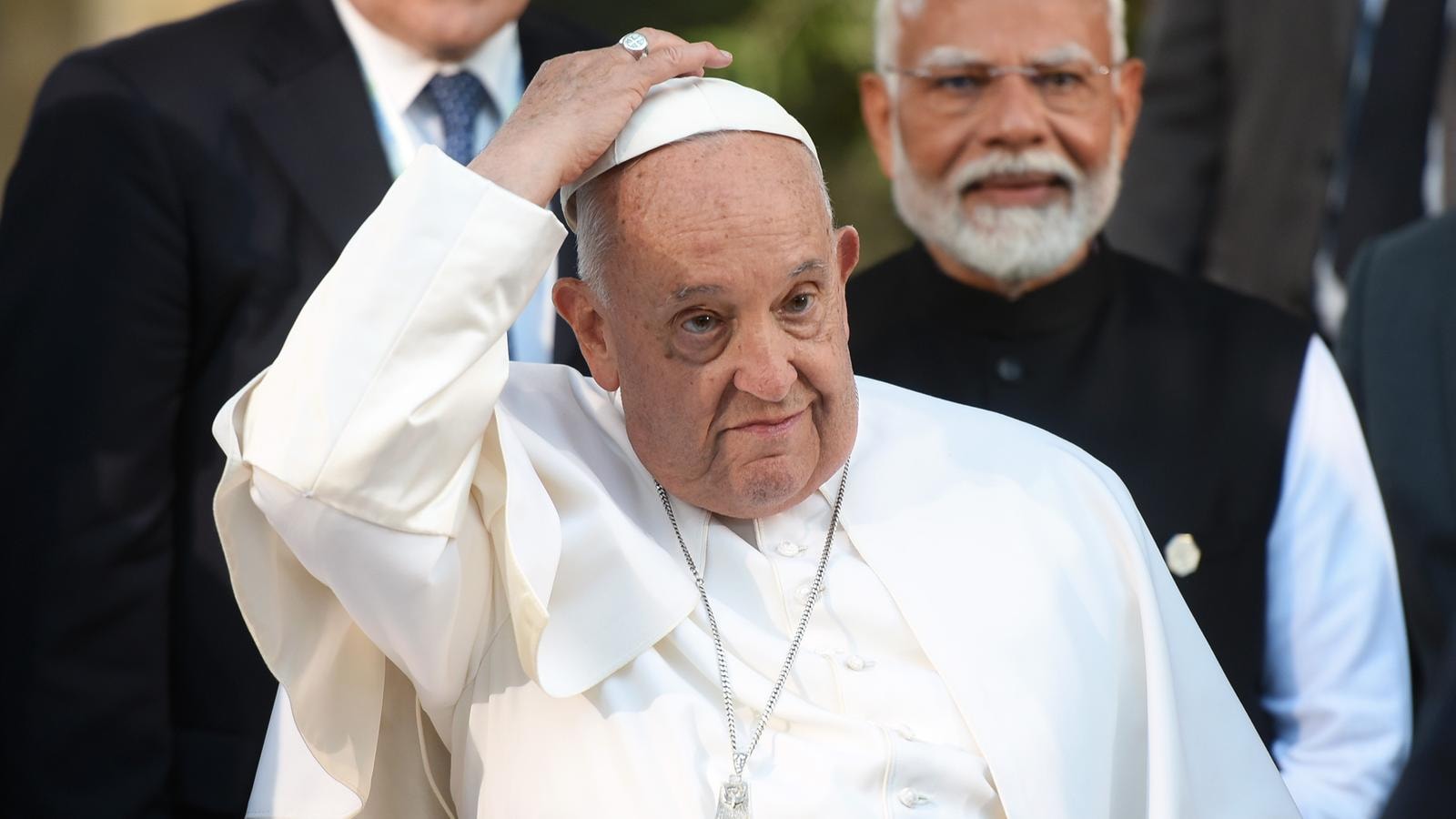 Otto per mille, nuovo calo per la Chiesa: per la prima volta donazioni sotto il miliardo di euro