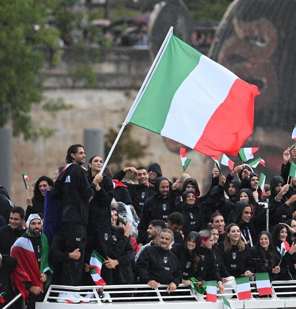 La delegazione italiana alla cerimonia d’apertura delle Olimpiadi 2024 in Emporio Armani (courtesy Armani)