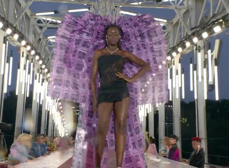 Una modella sul catwalk dedicato alla moda all'inaugurazione delle Olimpiadi di Parigi 2024