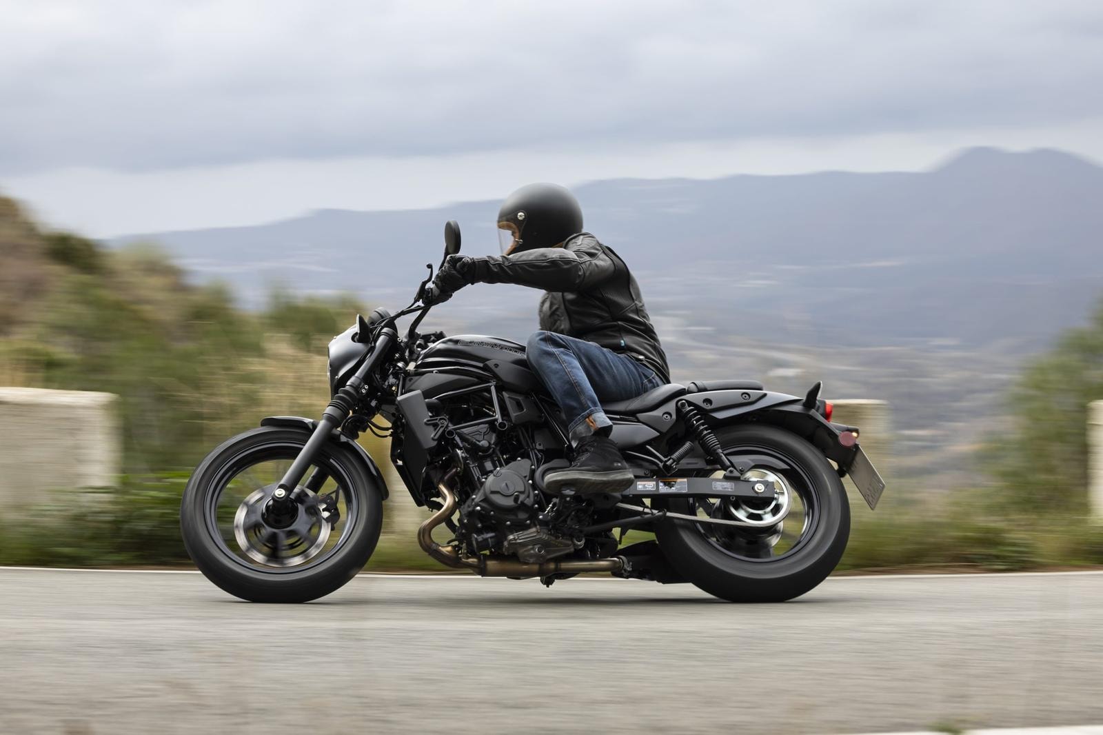 Kawasaki Eliminator 500, con telaio a vista e sella bassa.