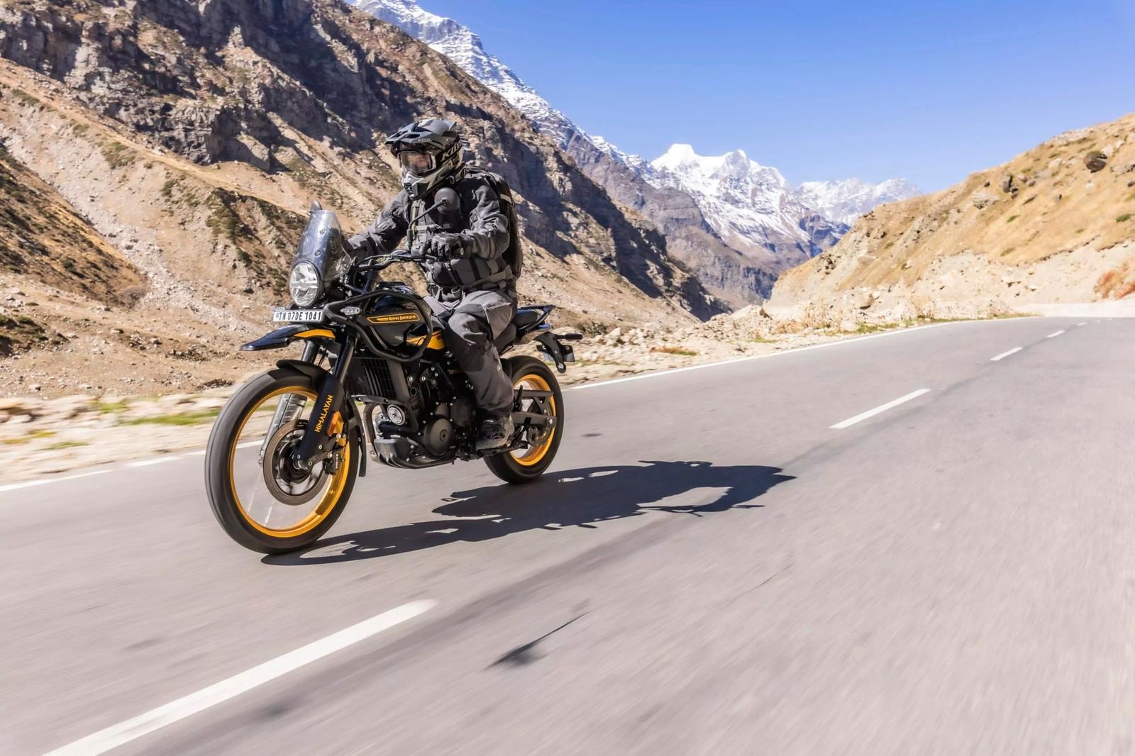 Grazie al serbatoio stretto Royal Enfield New Himalayan agevola l'appoggio dei piedi.