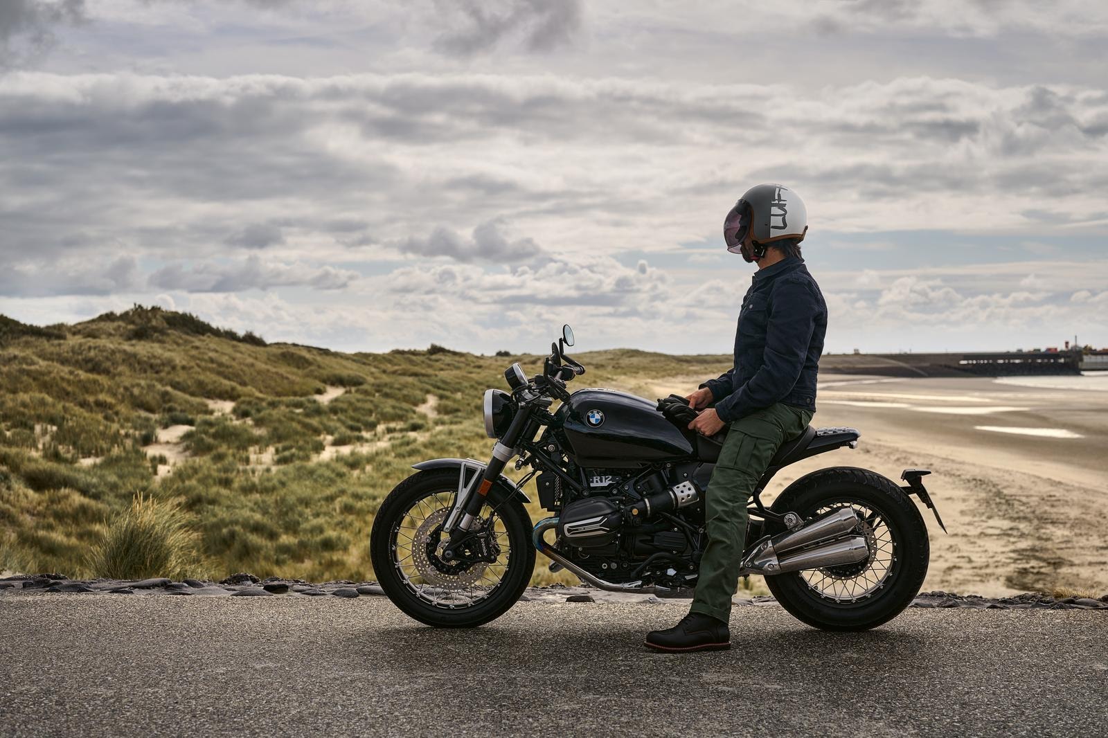 Bmw Motorrad R 12, cruiser classica con postura rilassata.