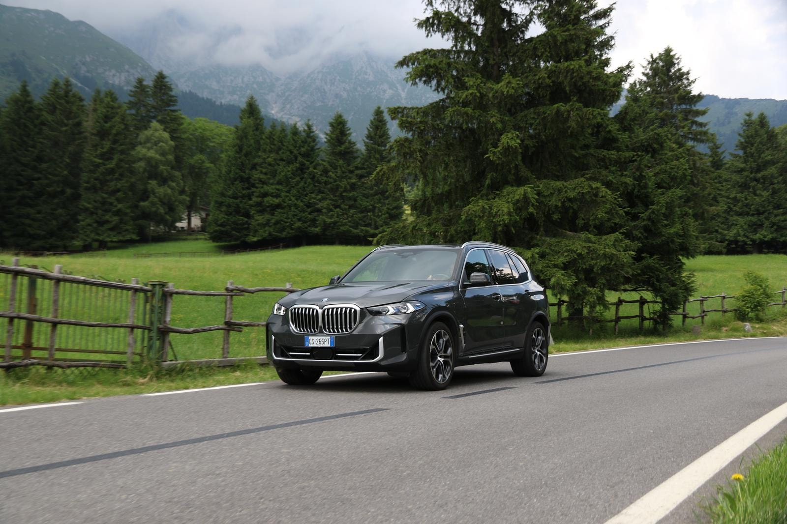 Potenza suadente. Con Bmw X5 50e: sui percorsi di storiche cronoscalate