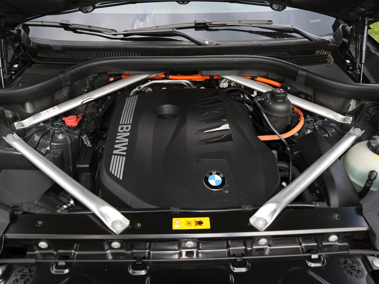 Potenza suadente. Con Bmw X5 50e: sui percorsi di storiche cronoscalate