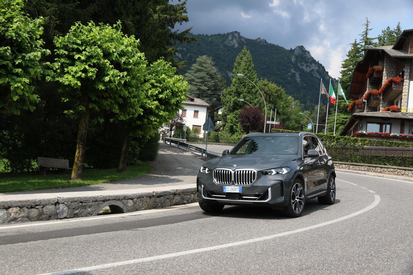 Potenza suadente. Con Bmw X5 50e: sui percorsi di storiche cronoscalate