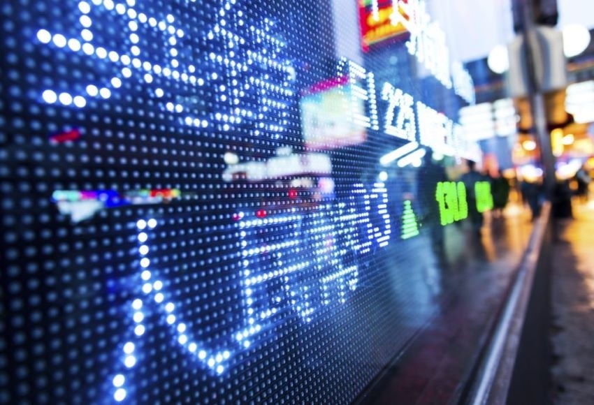 Il Nikkei rimbalza forte dopo il luned&igrave; nero, la Cina no. Perch&eacute; i mercati si aspettano un taglio di emergenza dei tassi