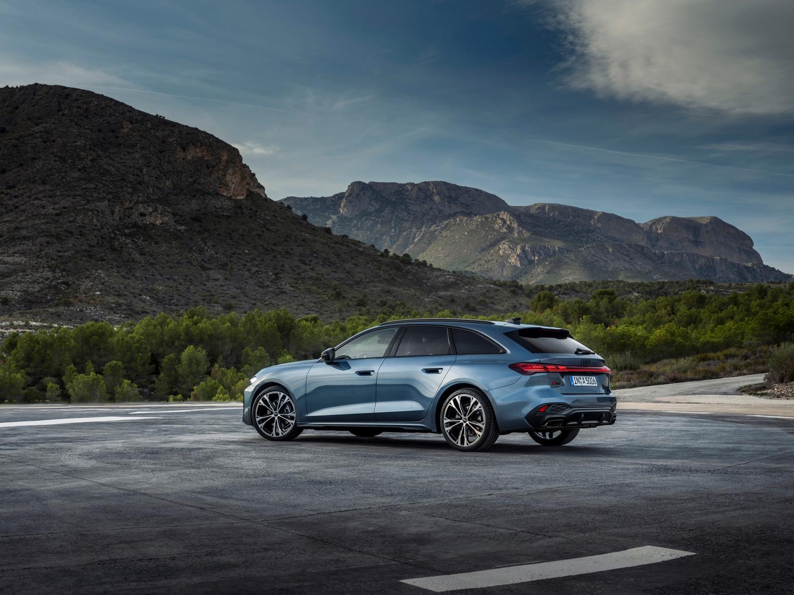 Audi A5 Avant

The Panoramic glass roof with switchable transparency is expected to be available in Germany from the fourth quarter of 2024. For the exact launch date, please contact your Audi partner.