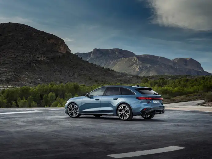 Audi A5 Avant
The Panoramic glass roof with switchable transparency is expected to be available in Germany from the fourth quarter of 2024. For the exact launch date, please contact your Audi partner.