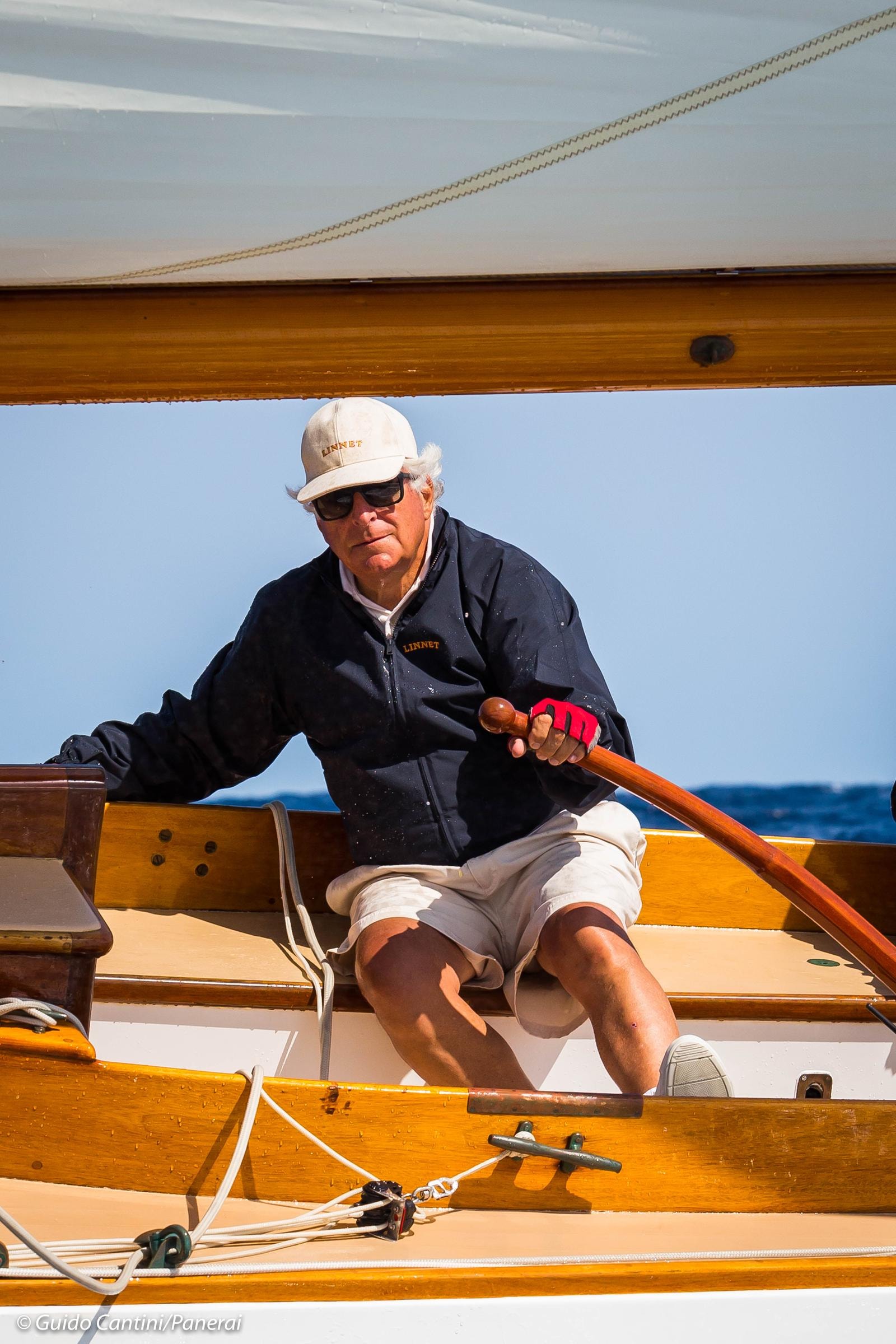 Patrizio Bertelli al timone della Linnet. (Ph: Guido Cantini /Panerai)