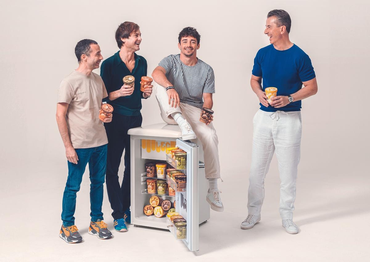 Charles Leclerc, al centro con i soci del gelato LEC, da sinistra, Nicolas Todt, Guido Martinetti e Federico Grom.