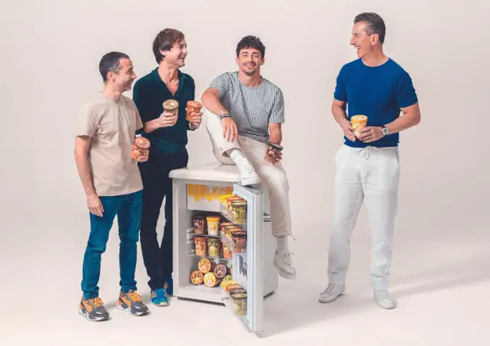Charles Leclerc, al centro con i soci del gelato LEC, da sinistra, Nicolas Todt, Guido Martinetti e Federico Grom.