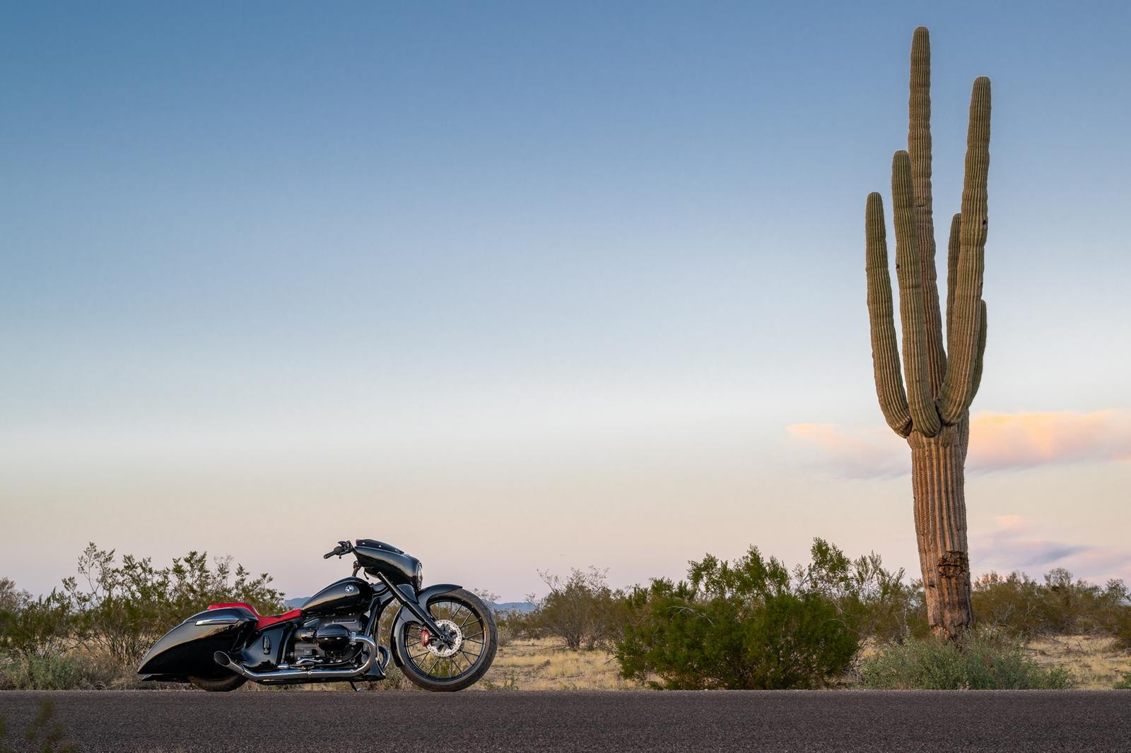 Paul Yaffe’s custom BMW R-18 near Florence, Arizona, USA. Tuesday, December 26, 2023. Photography ©2023 Michael Lichter.