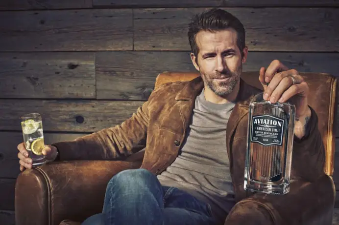 Ryan Reynolds con il suo Aviation Gin, acquisito da Diageo.