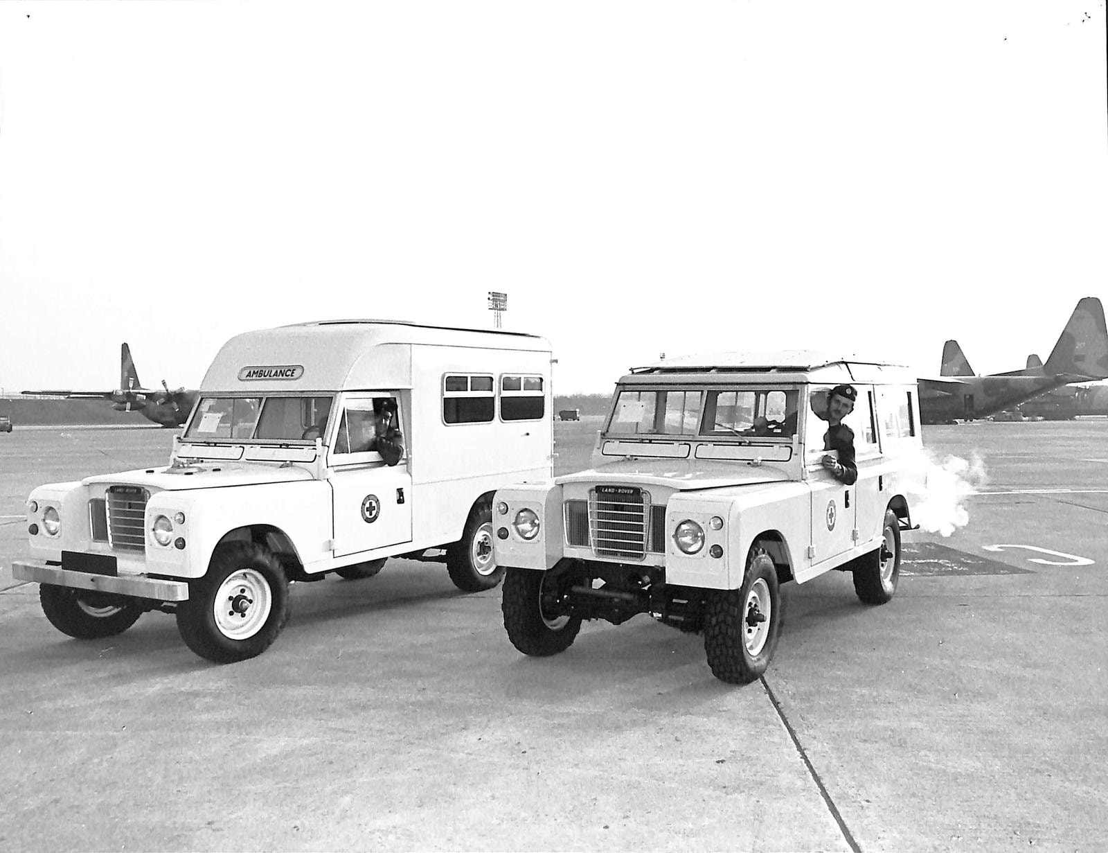 Land Rover Defender: icona di stile e pilastro delle missioni umanitarie