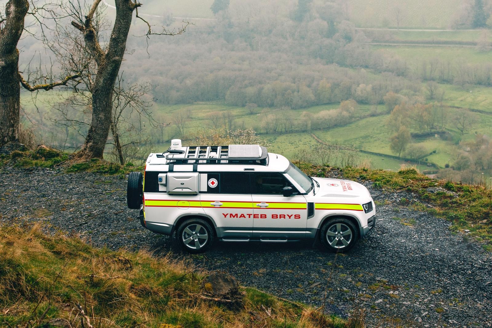 Land Rover Defender: icona di stile e pilastro delle missioni umanitarie