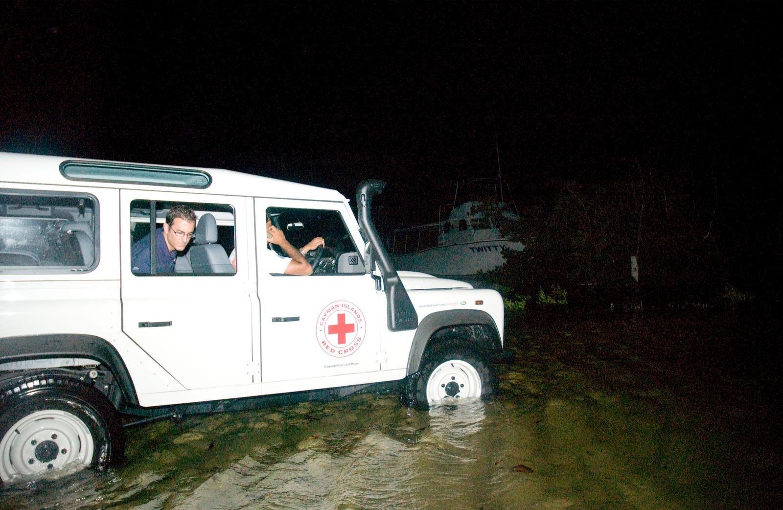 Land Rover Defender: icona di stile e pilastro delle missioni umanitarie